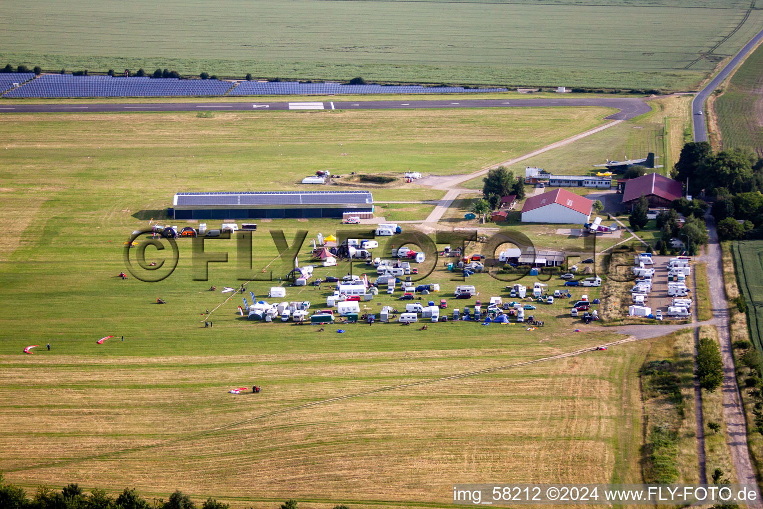 Vue aérienne de Paramoteurs à l'aéroport Ballenstedt à le quartier Asmusstedt in Ballenstedt dans le département Saxe-Anhalt, Allemagne