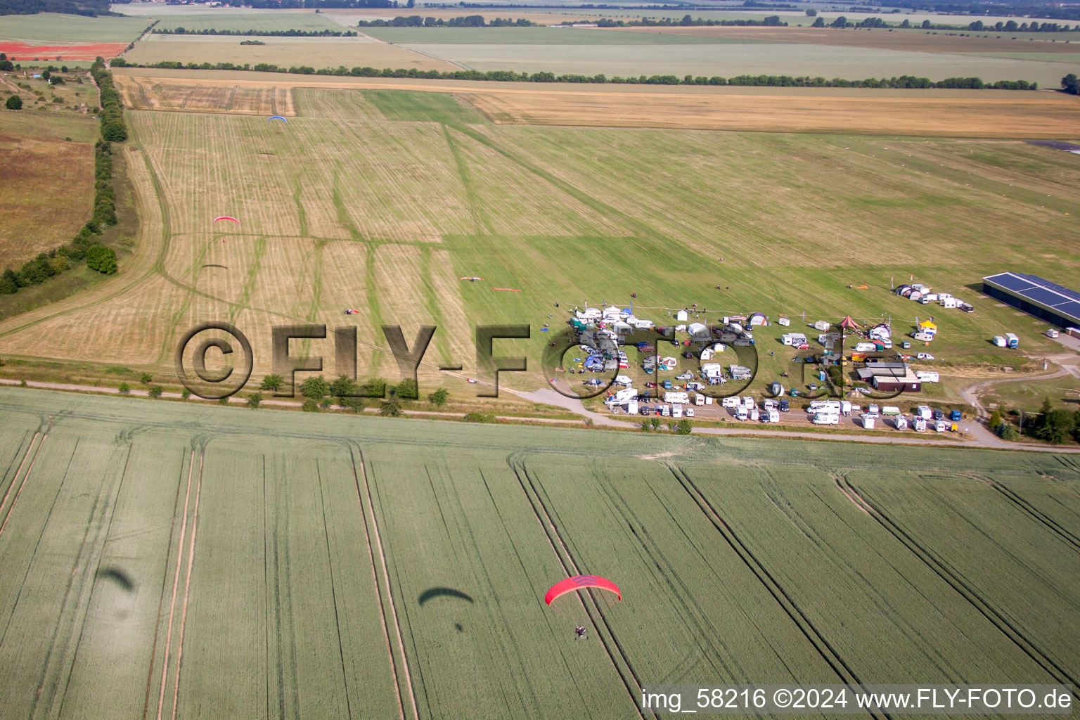 Photographie aérienne de Paramoteurs à l'aéroport Ballenstedt à le quartier Asmusstedt in Ballenstedt dans le département Saxe-Anhalt, Allemagne