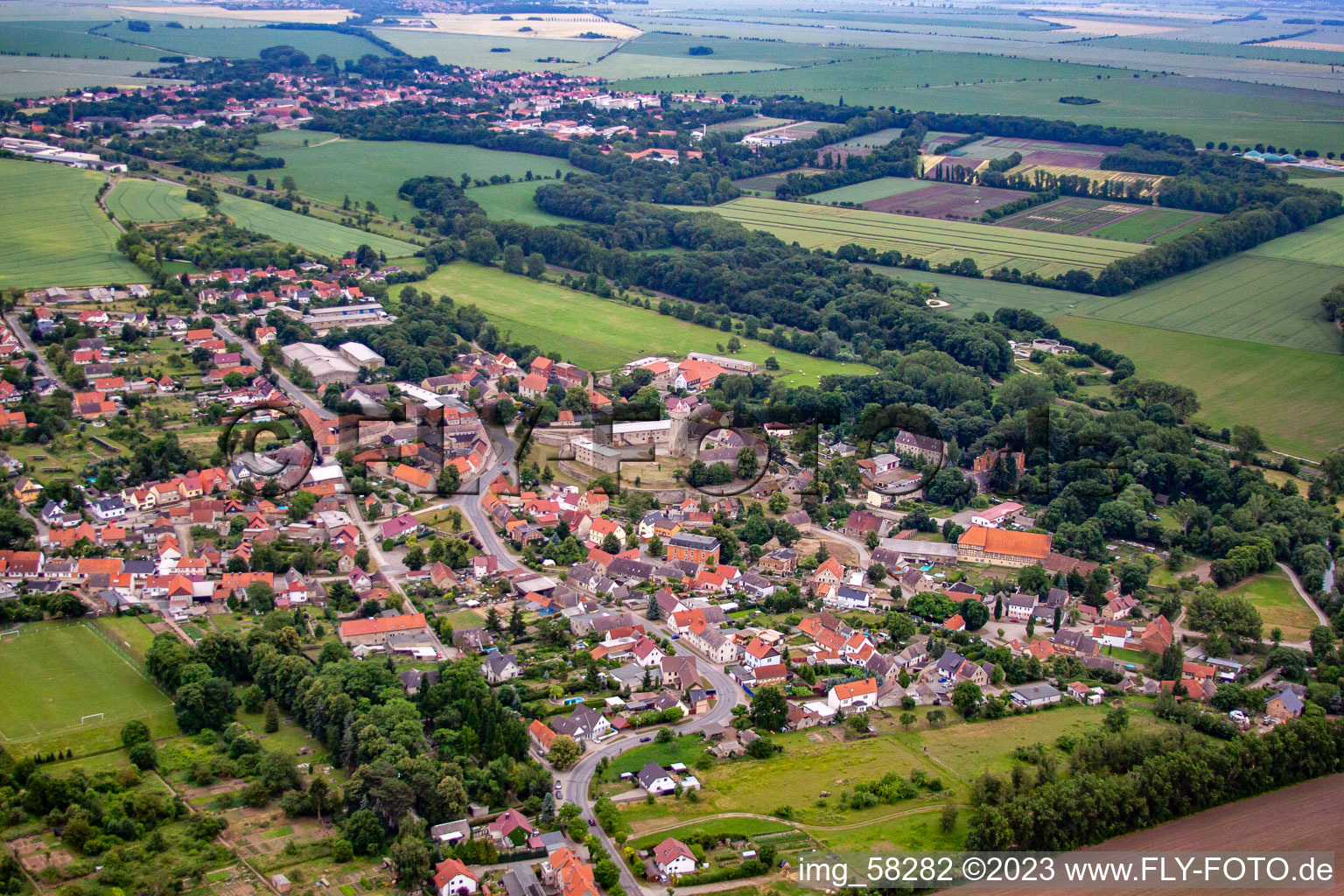 Vue aérienne de Du nord-ouest à le quartier Hausneindorf in Selke-Aue dans le département Saxe-Anhalt, Allemagne