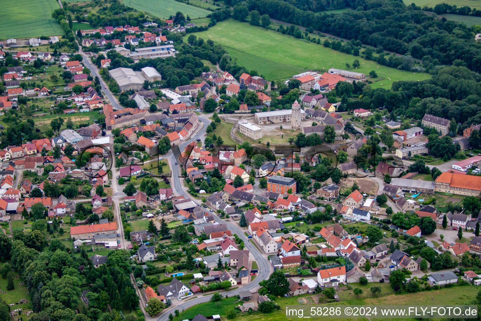 Vue aérienne de Quartier Hausneindorf in Selke-Aue dans le département Saxe-Anhalt, Allemagne