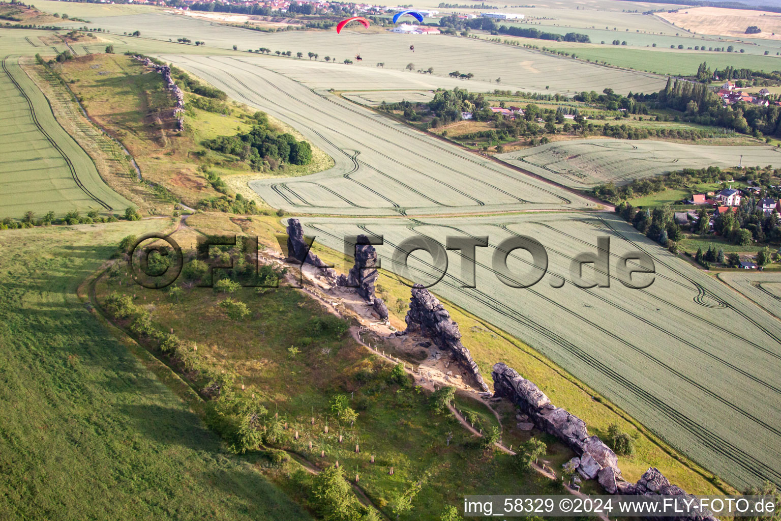 Vue aérienne de Structures dans les champs agricoles de la formation rocheuse de Teufelsmauer à le quartier Weddersleben in Thale dans le département Saxe-Anhalt, Allemagne