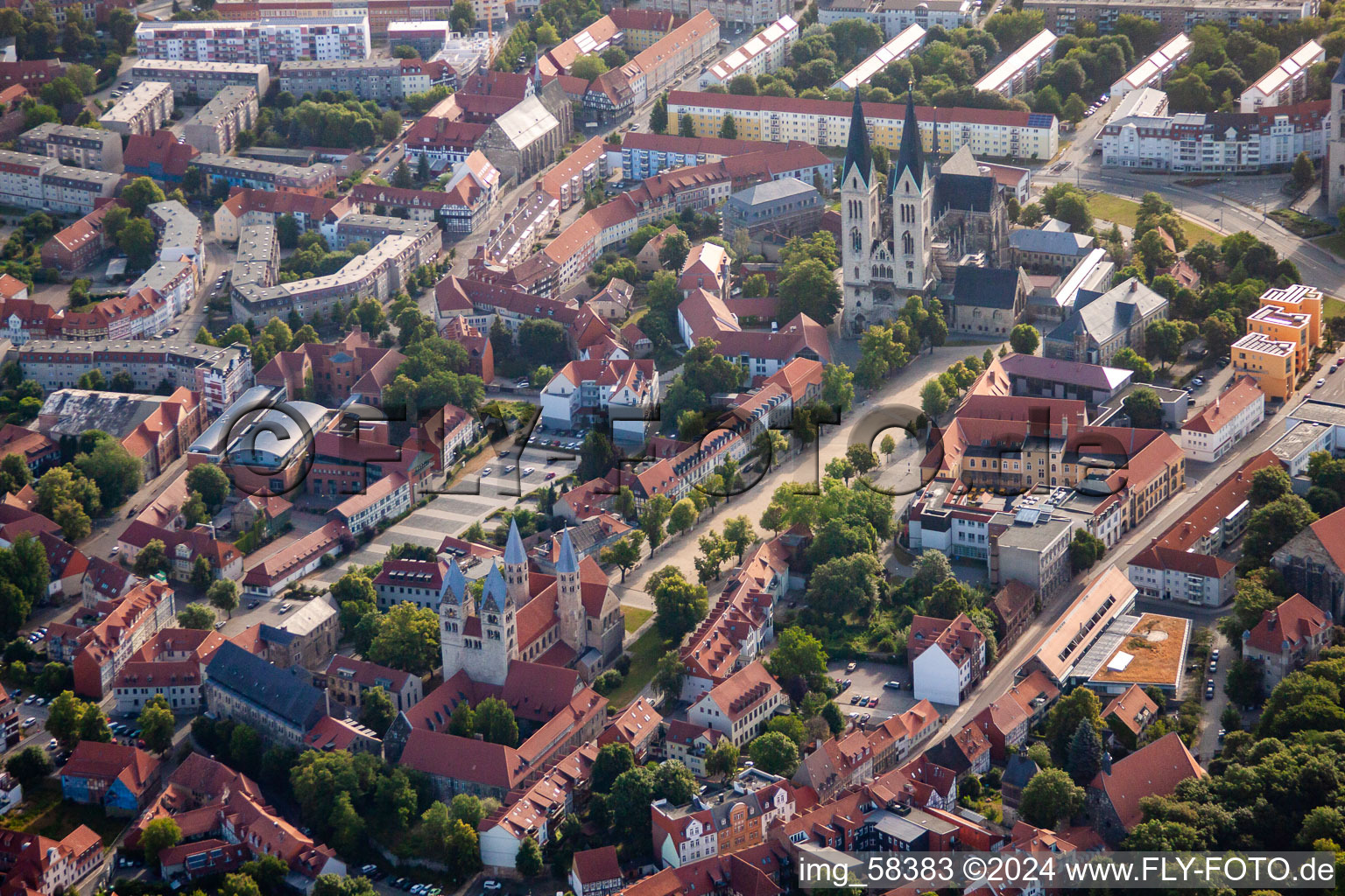 Vue aérienne de Bâtiment de l'église cathédrale à Halberstadt dans le département Saxe-Anhalt, Allemagne