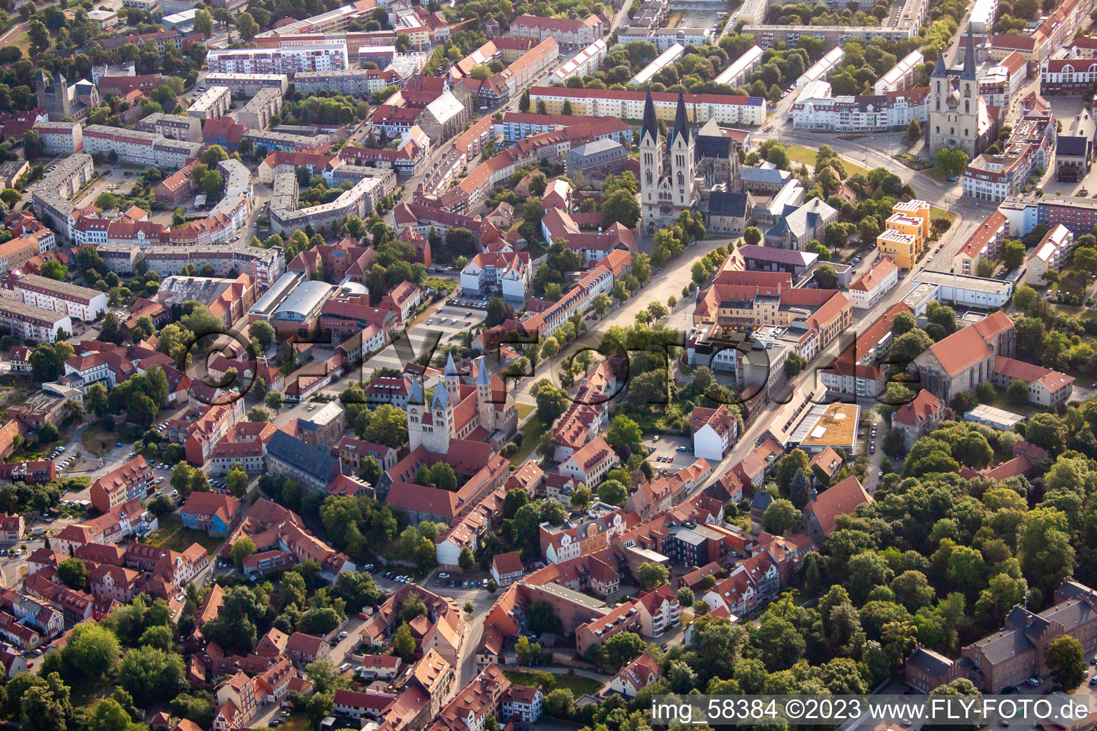 Vue aérienne de Église Notre-Dame à Halberstadt dans le département Saxe-Anhalt, Allemagne