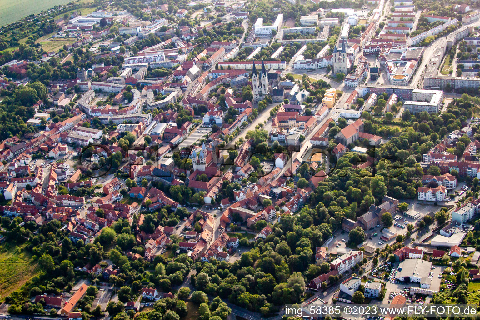 Vue aérienne de Place de la Cathédrale à Halberstadt dans le département Saxe-Anhalt, Allemagne