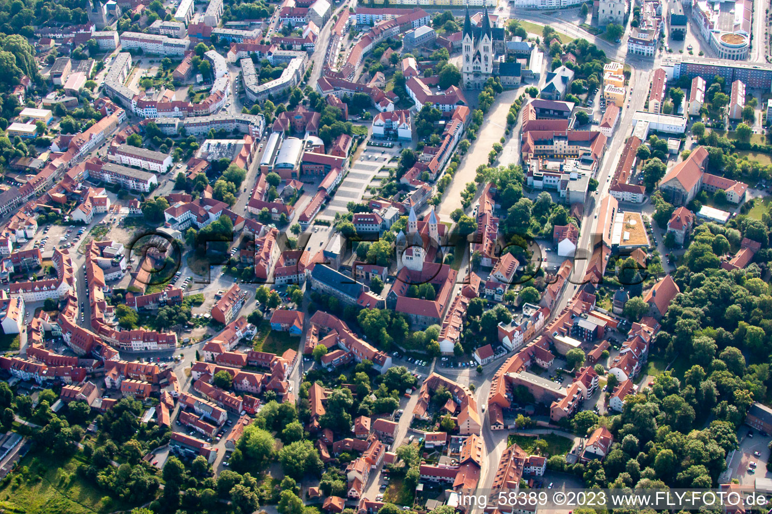 Vue aérienne de Liebfrauenkirche avec place de la cathédrale et cathédrale à Halberstadt dans le département Saxe-Anhalt, Allemagne
