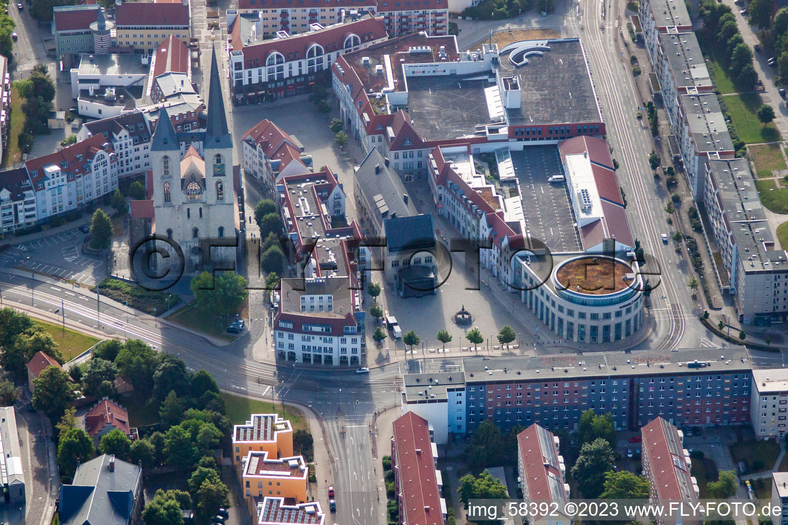Vue aérienne de Holzmarkt, les arcades de la mairie et l'église Saint-Martini à Halberstadt dans le département Saxe-Anhalt, Allemagne