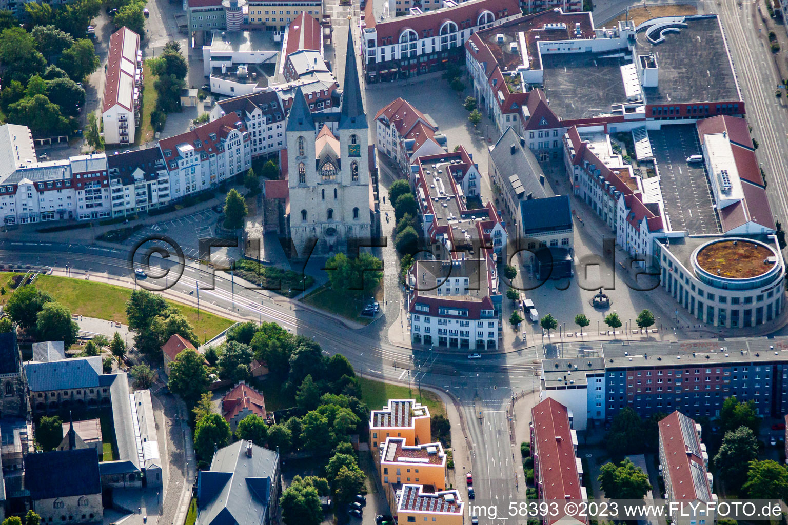 Vue aérienne de Bâtiment de l'église Saint-Martini dans le vieux centre-ville du centre-ville à Halberstadt dans le département Saxe-Anhalt, Allemagne
