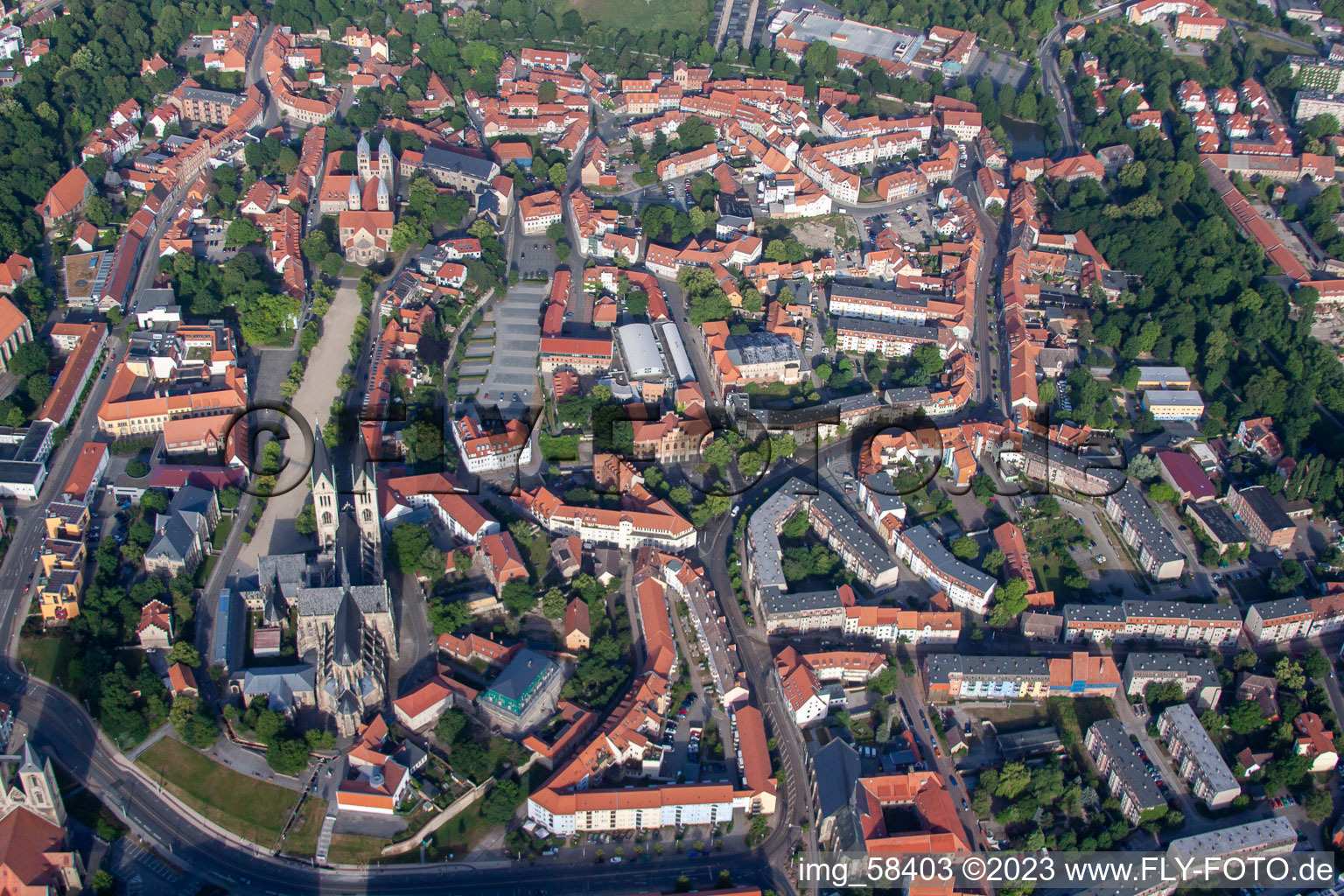 Vue aérienne de Vue sur la ville depuis Halberstadt. Sur la photo se trouve également la cathédrale à Halberstadt dans le département Saxe-Anhalt, Allemagne