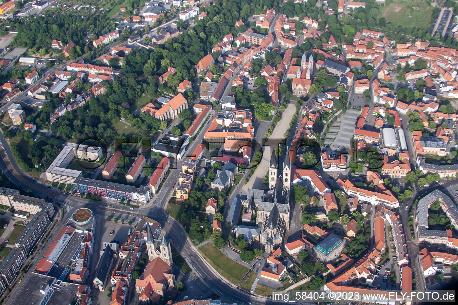 Vue aérienne de Cathédrale et à Halberstadt dans le département Saxe-Anhalt, Allemagne
