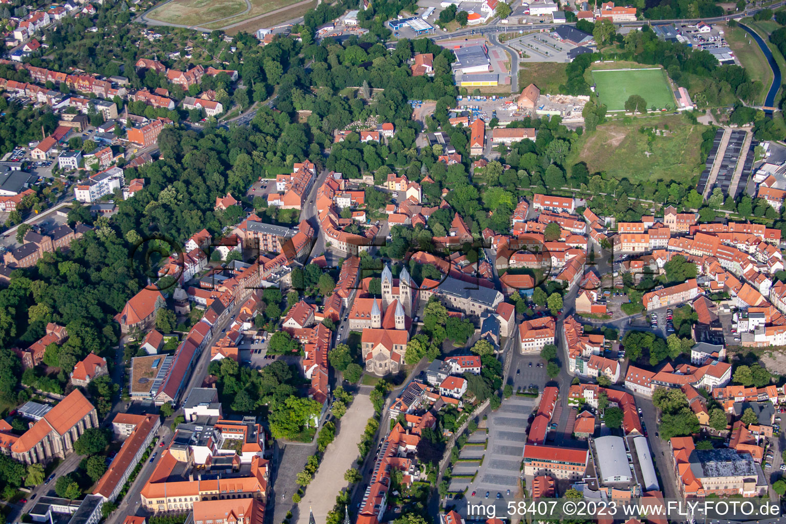 Vue aérienne de Église Notre-Dame avec place de la Cathédrale à Halberstadt dans le département Saxe-Anhalt, Allemagne