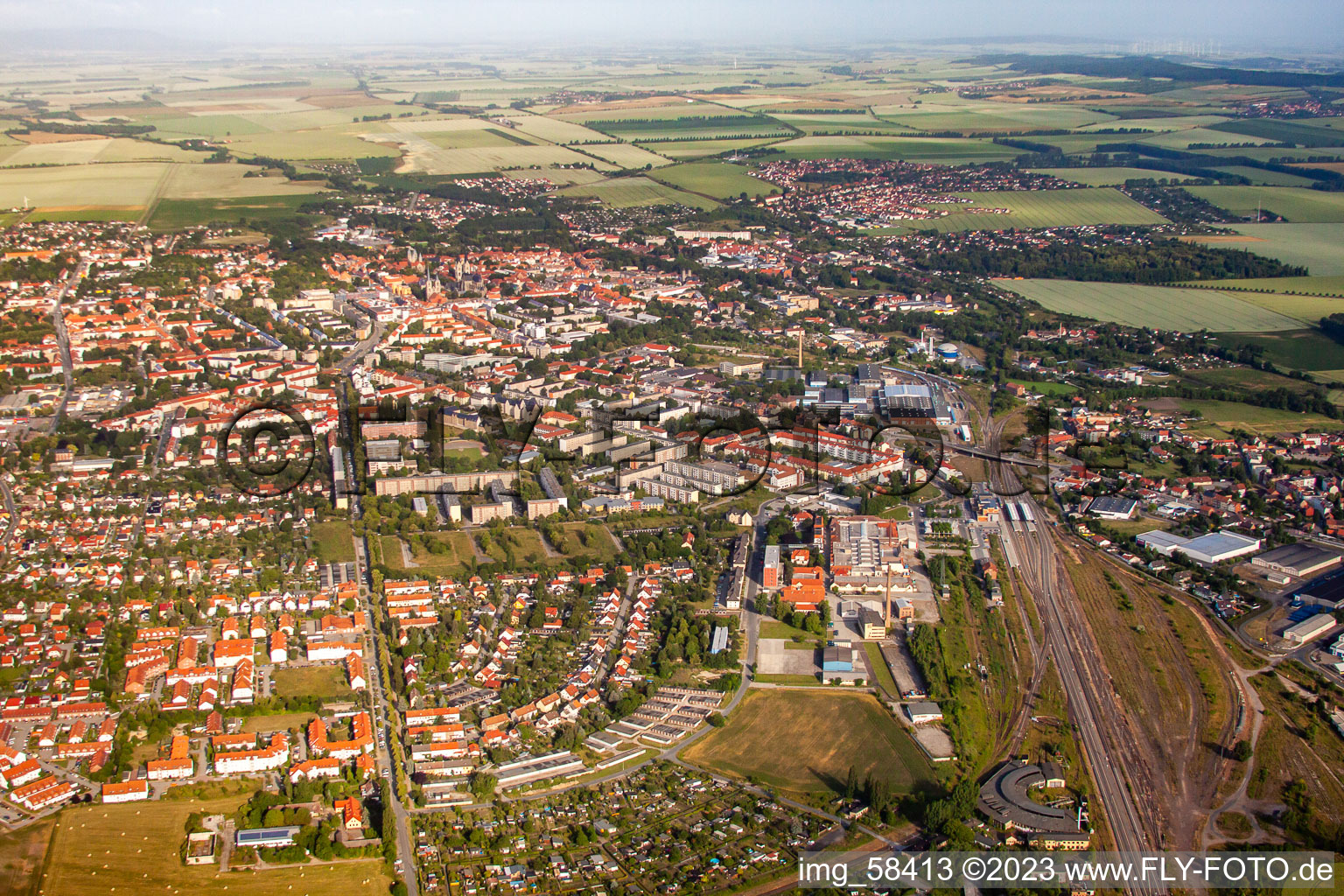 Vue aérienne de De l'est à Halberstadt dans le département Saxe-Anhalt, Allemagne