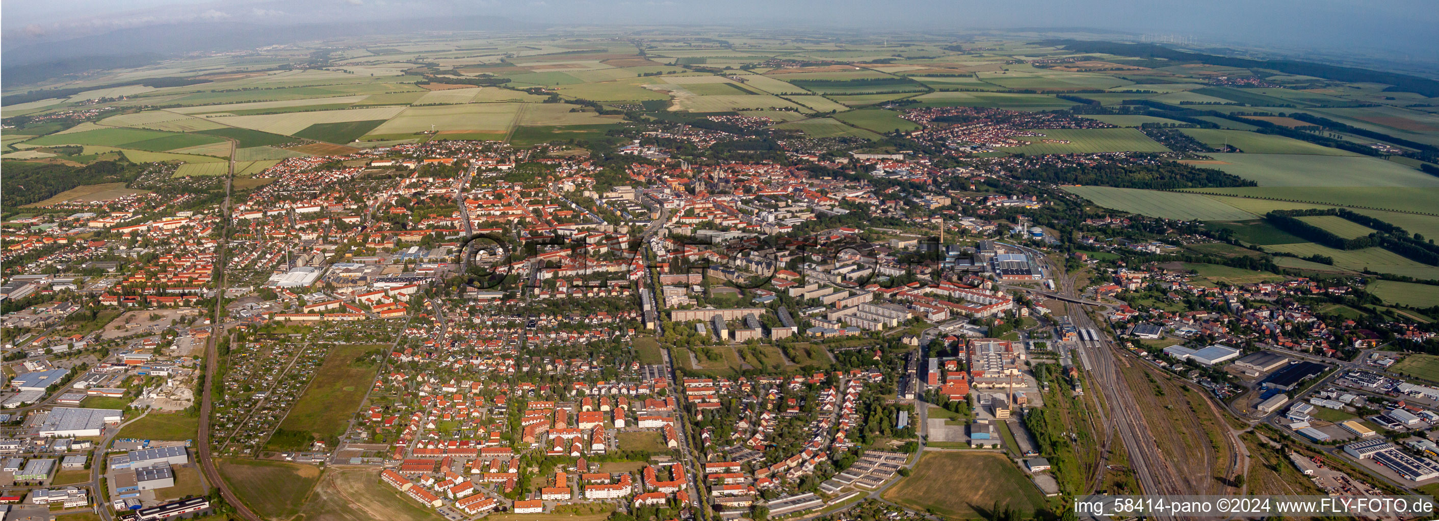 Vue aérienne de Panorama - perspective de la zone urbaine avec la périphérie et le centre-ville à Halberstadt dans le département Saxe-Anhalt, Allemagne