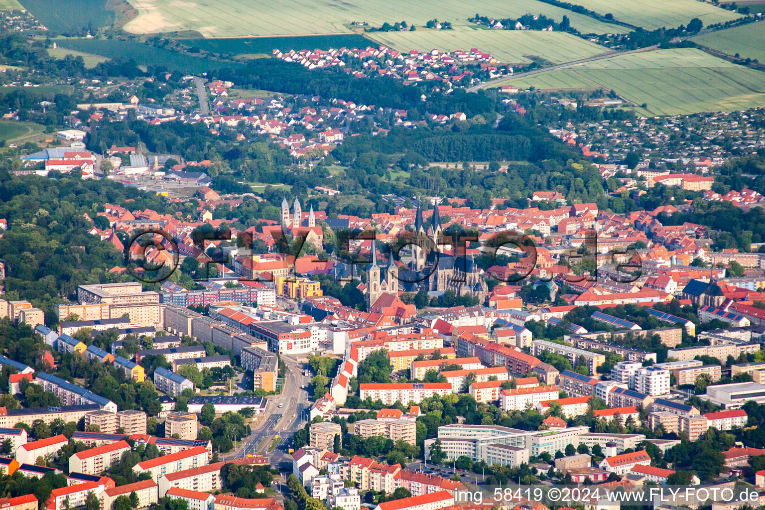 Vue aérienne de Bâtiment de l'église de la cathédrale et trésor de la cathédrale à Halberstadt dans le département Saxe-Anhalt, Allemagne