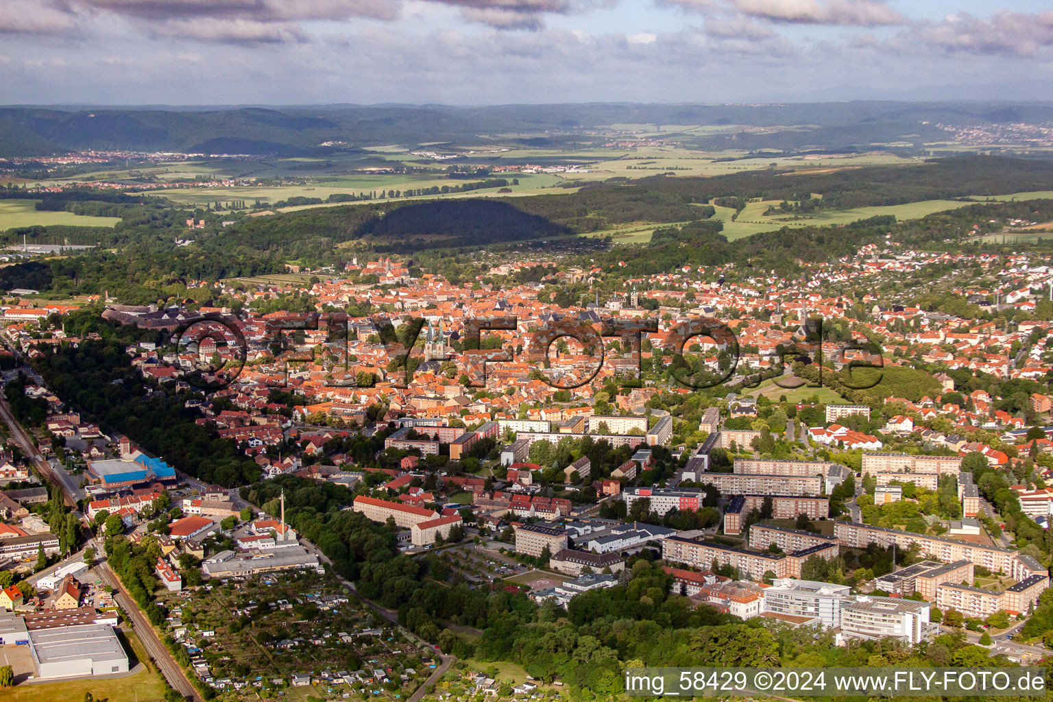 Vue aérienne de Vue sur la ville depuis le centre-ville à Quedlinburg dans le département Saxe-Anhalt, Allemagne