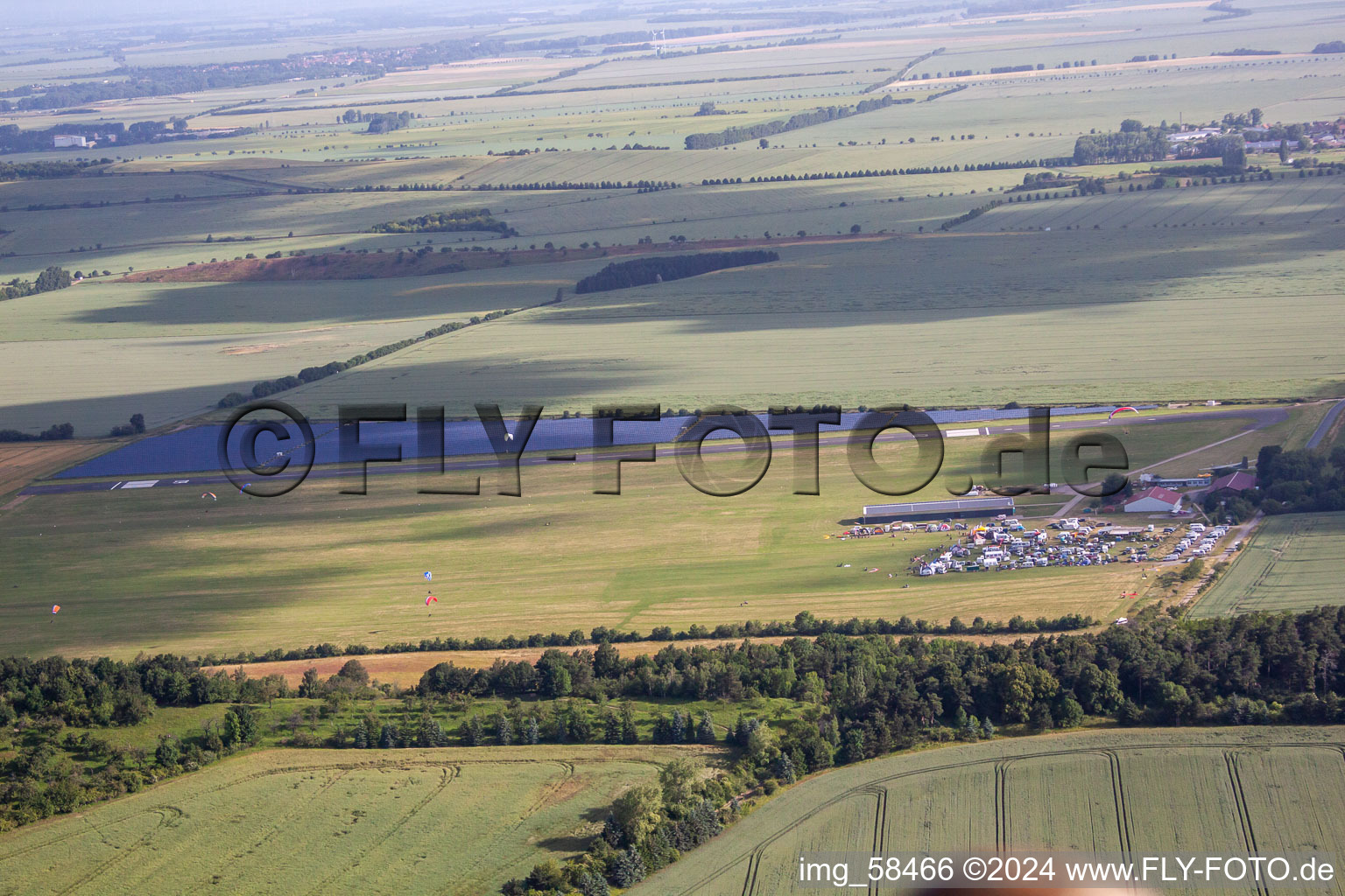 Vue aérienne de Aérodrome du sud à le quartier Asmusstedt in Ballenstedt dans le département Saxe-Anhalt, Allemagne