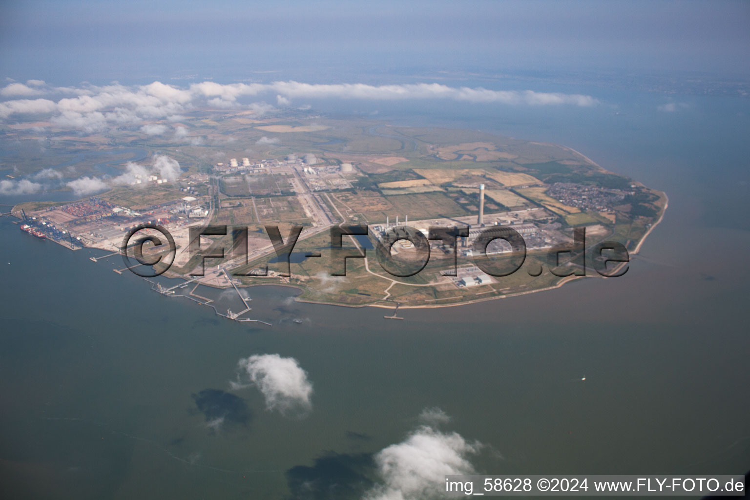Vue aérienne de Systèmes de raffinage et systèmes de canalisations sur le terrain du terminal de bitume aéronautique du producteur de pétrole minéral BP sur l'île de Grai à Ilse of Grain dans le département Angleterre, Grande Bretagne