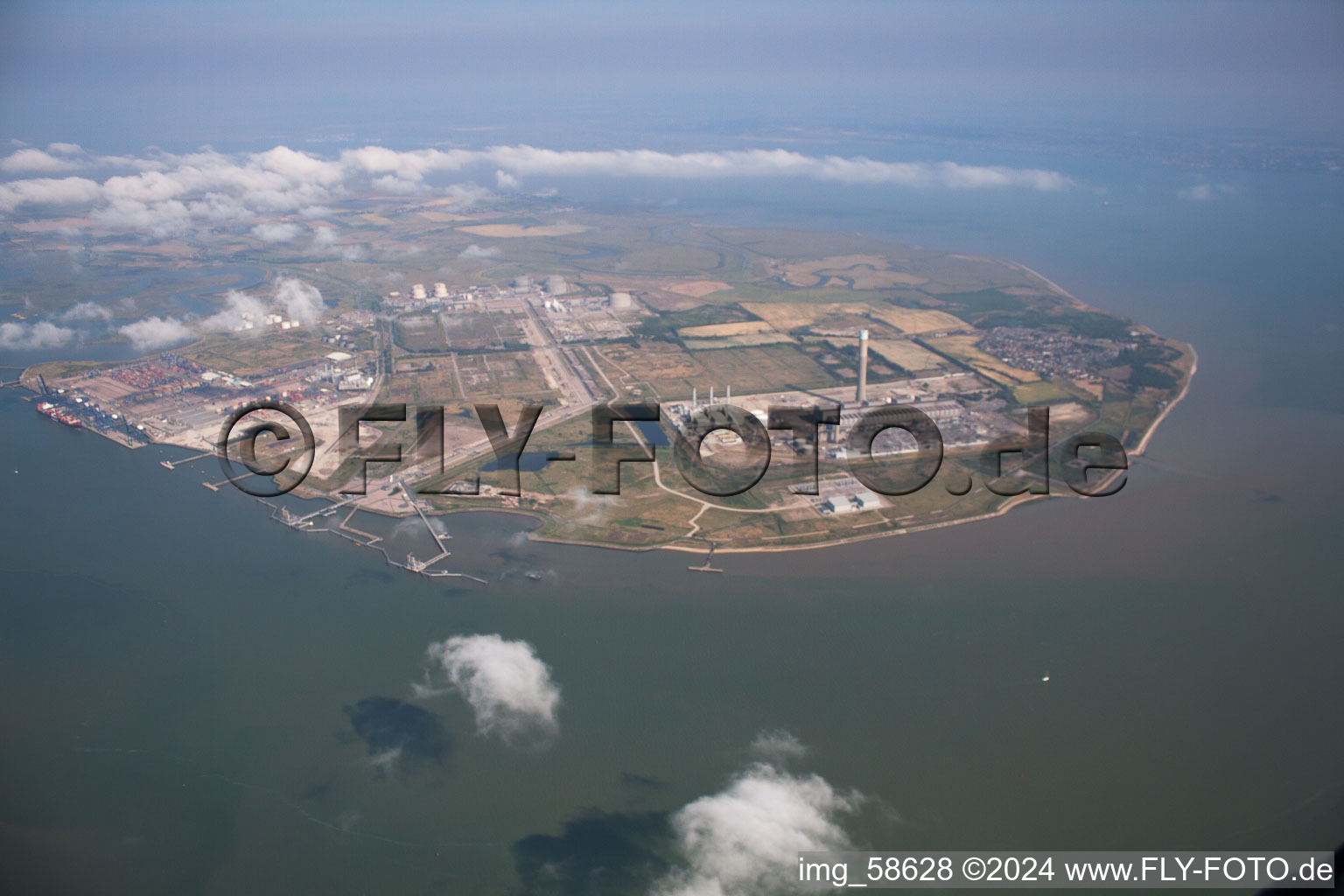 Vue aérienne de Systèmes de raffinerie et systèmes de canalisations dans les locaux du terminal de bitume d'aviation du producteur de pétrole minéral BP sur l'île de Grain à le quartier Wallend in Rochester dans le département Angleterre, Vereinigtes Königreich