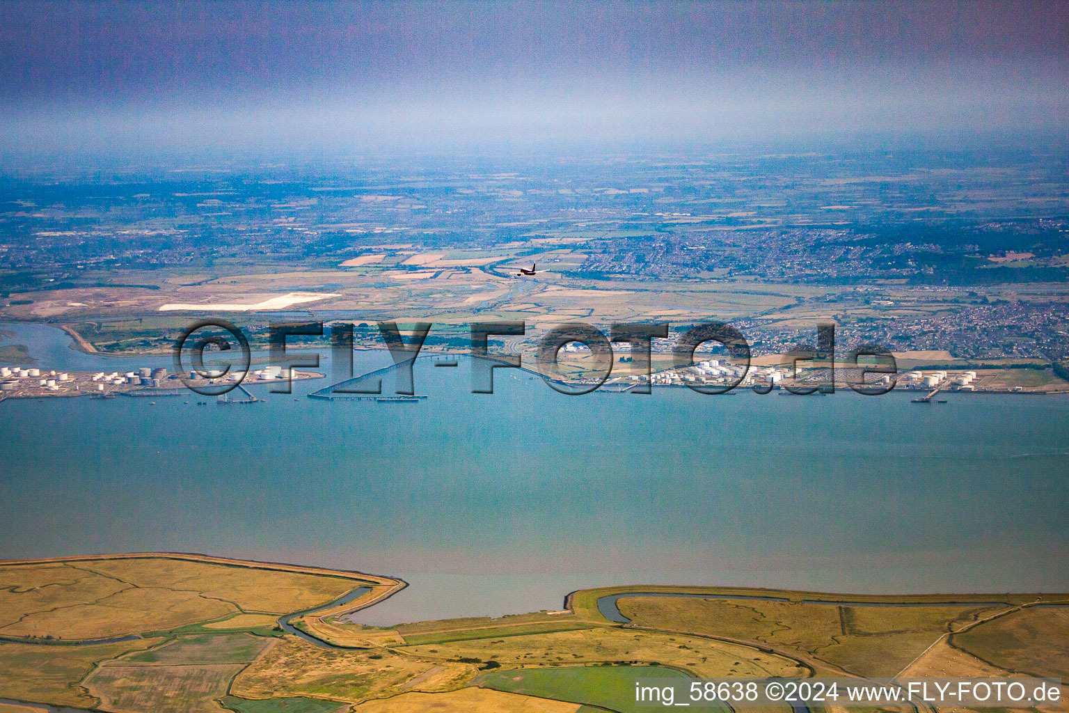 Vue aérienne de Rencontre aérienne avec Easy Jet en dessous de moi à High Halstow dans le département Angleterre, Grande Bretagne