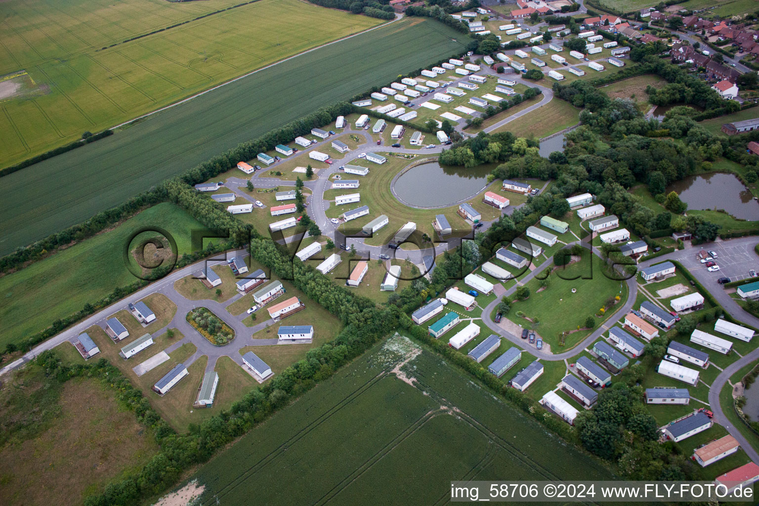 Vue aérienne de Complexe de maisons de vacances dans le parc de vacances Top View Caravan Par à Ulrome dans le département Angleterre, Grande Bretagne