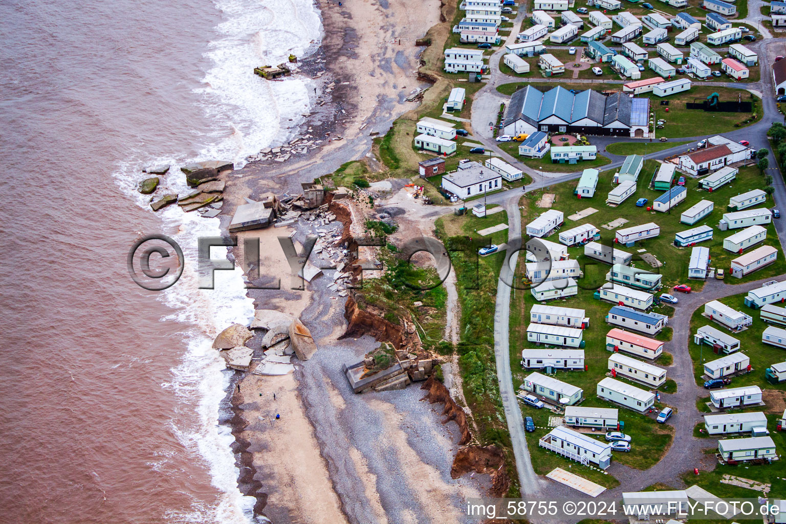 Vue aérienne de Complexe de maisons de vacances dans le parc de vacances Blue Bell Pond Caravan Site à Kilnsea à le quartier Kilnsea in Hull dans le département Angleterre, Vereinigtes Königreich