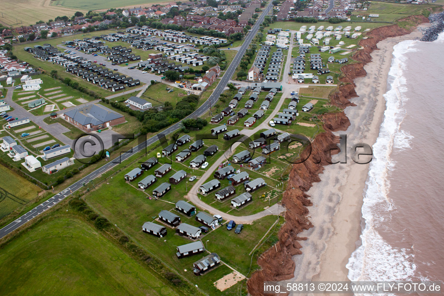 Vue aérienne de Complexe de maisons de vacances dans le parc de vacances Golden Sands sur la côte à Withernsea dans le département Angleterre, Grande Bretagne