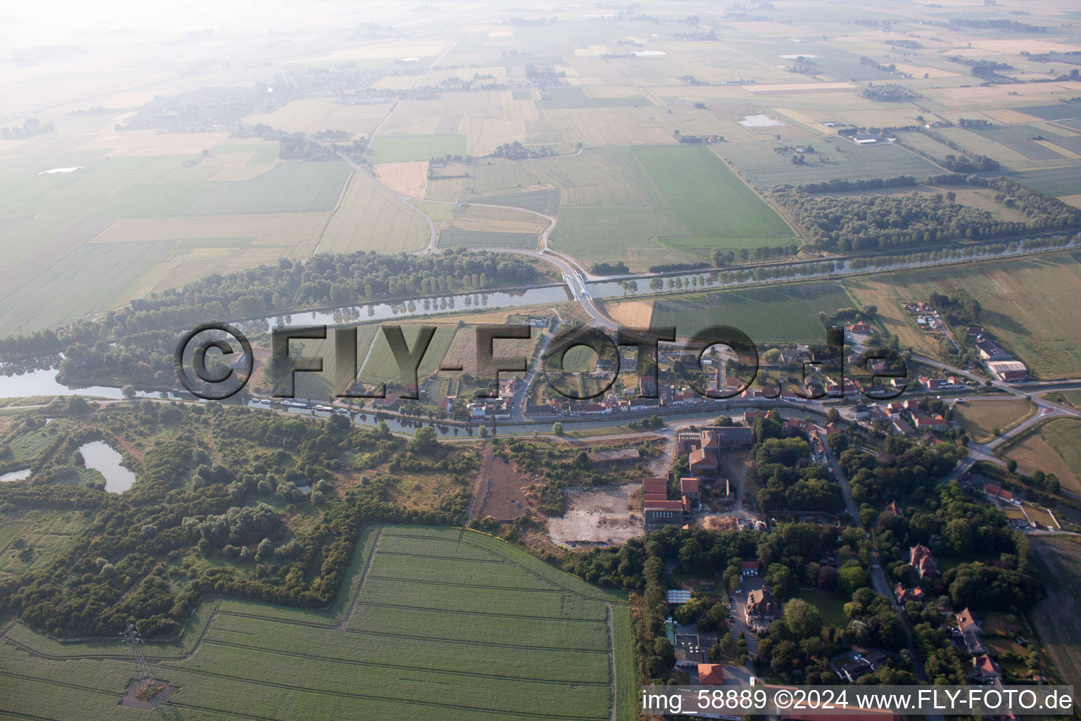 Vue aérienne de Brouckerque dans le département Nord, France