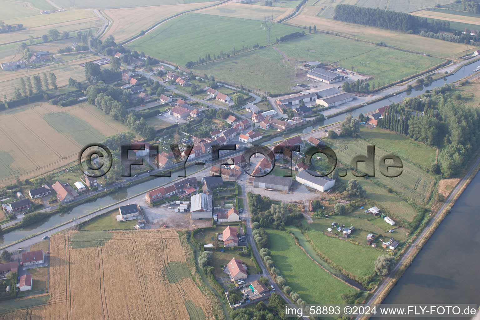 Vue aérienne de Looberghe dans le département Nord, France