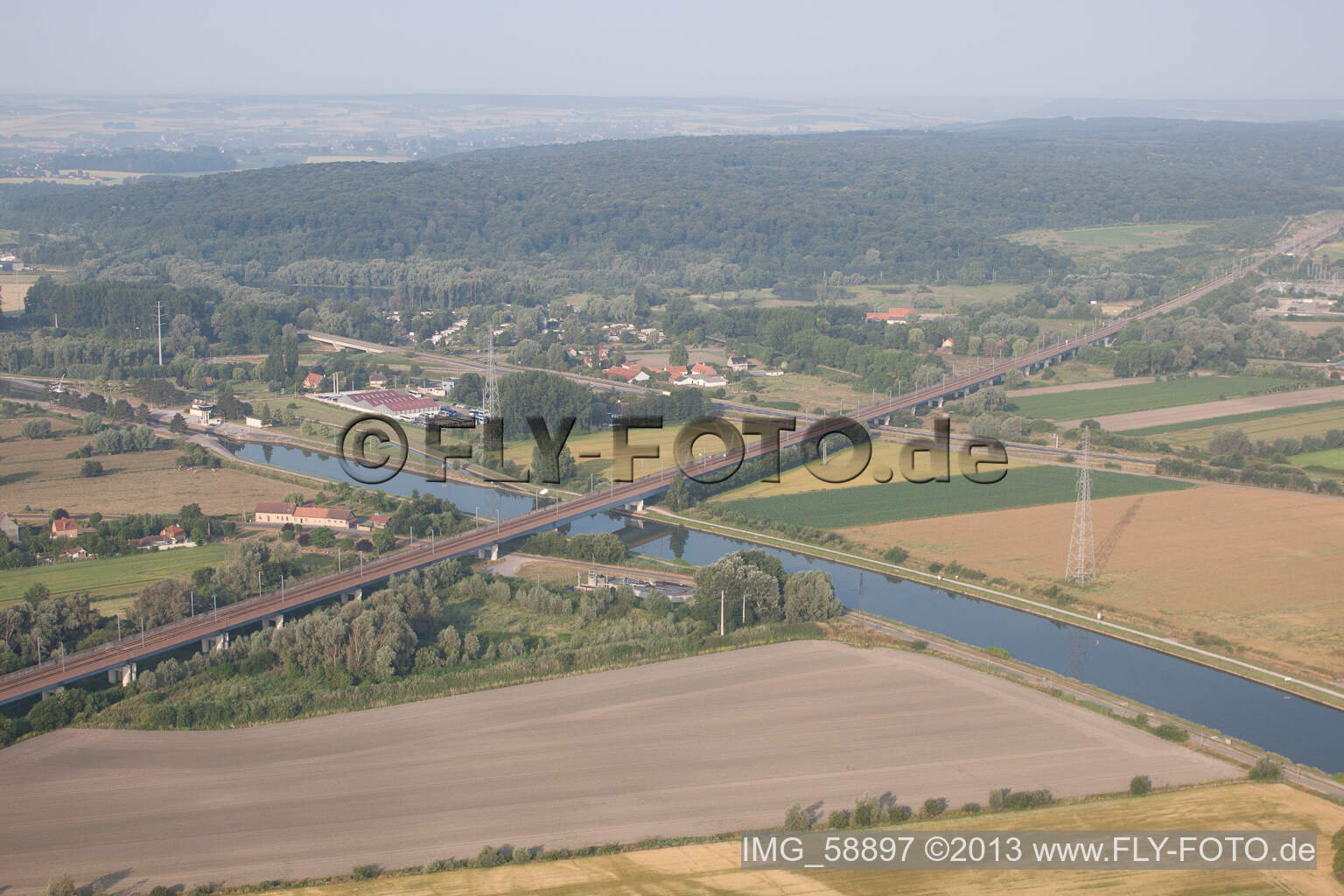 Vue aérienne de Pont ferroviaire sur le canal à Holque dans le département Nord, France