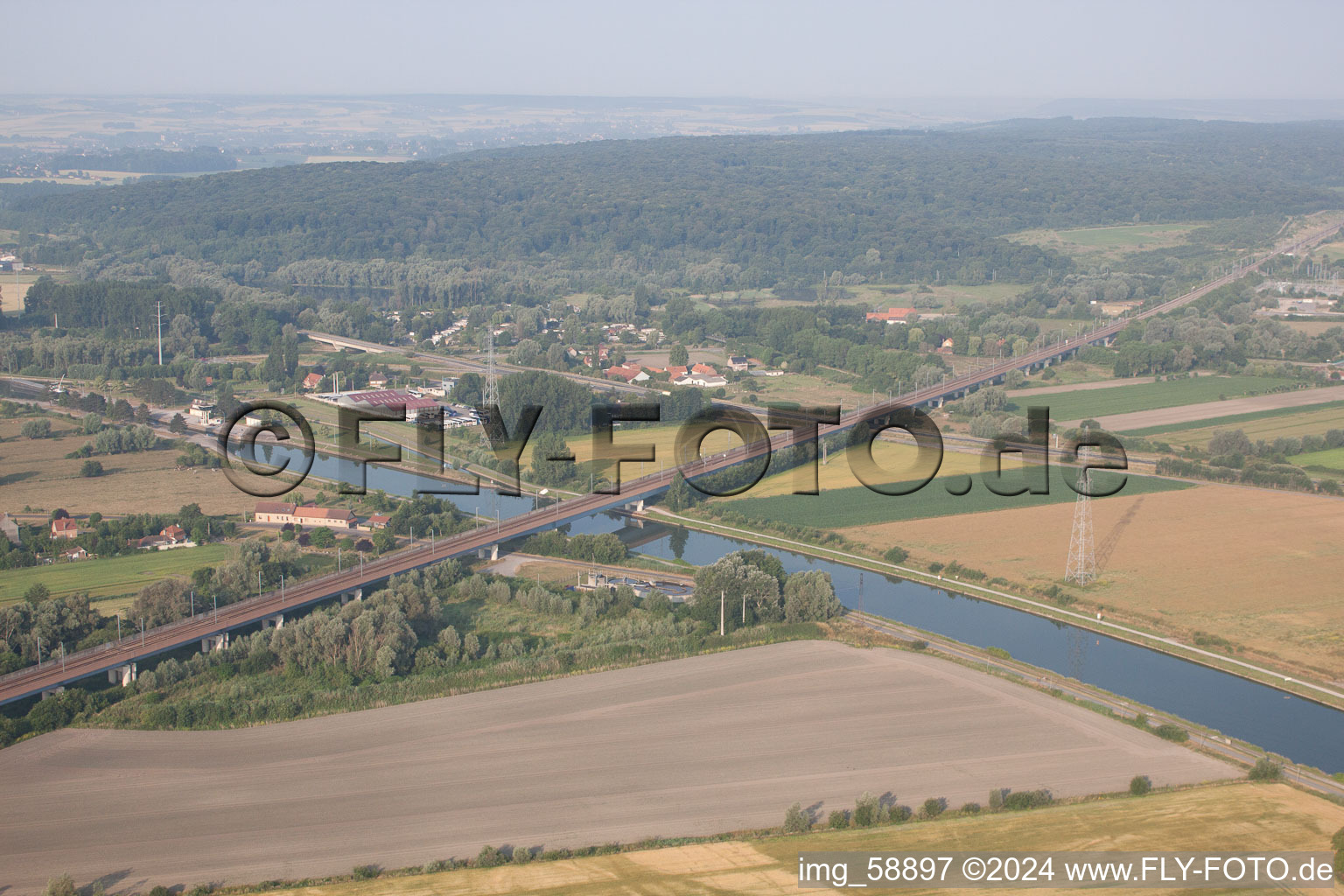 Vue aérienne de Pont ferroviaire sur le canal à Holque dans le département Nord, France