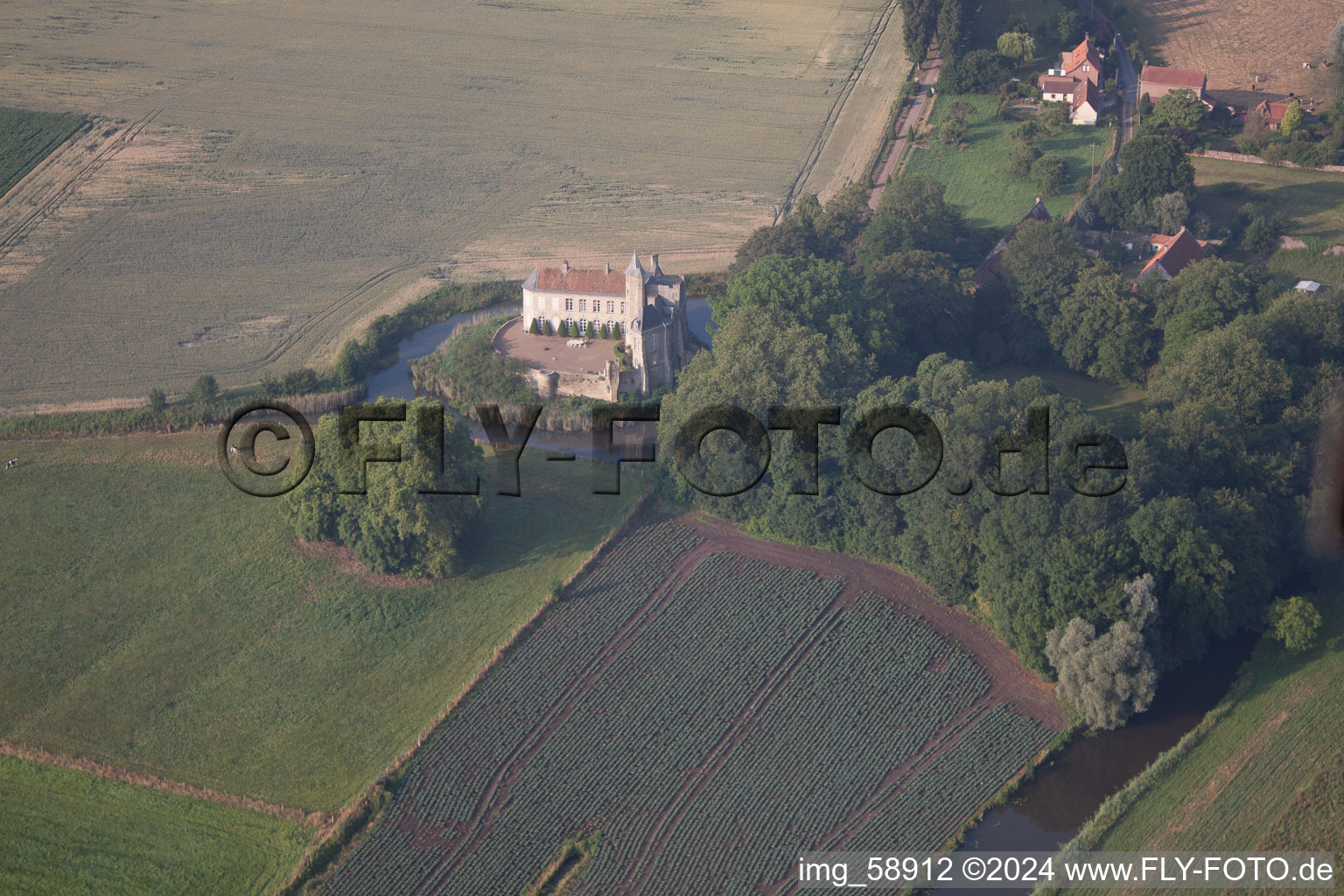 Vue aérienne de Bâtiments et installations du parc du château avec douves à partir de Tilques à Tilques dans le département Pas de Calais, France