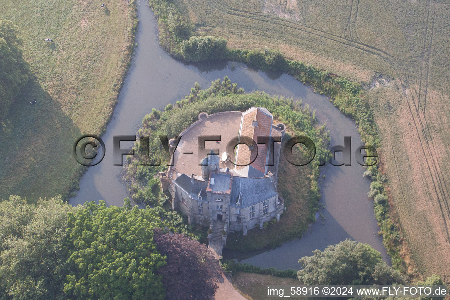 Vue aérienne de Bâtiments et installations du parc du château avec douves à partir de Tilques à Tilques dans le département Pas de Calais, France