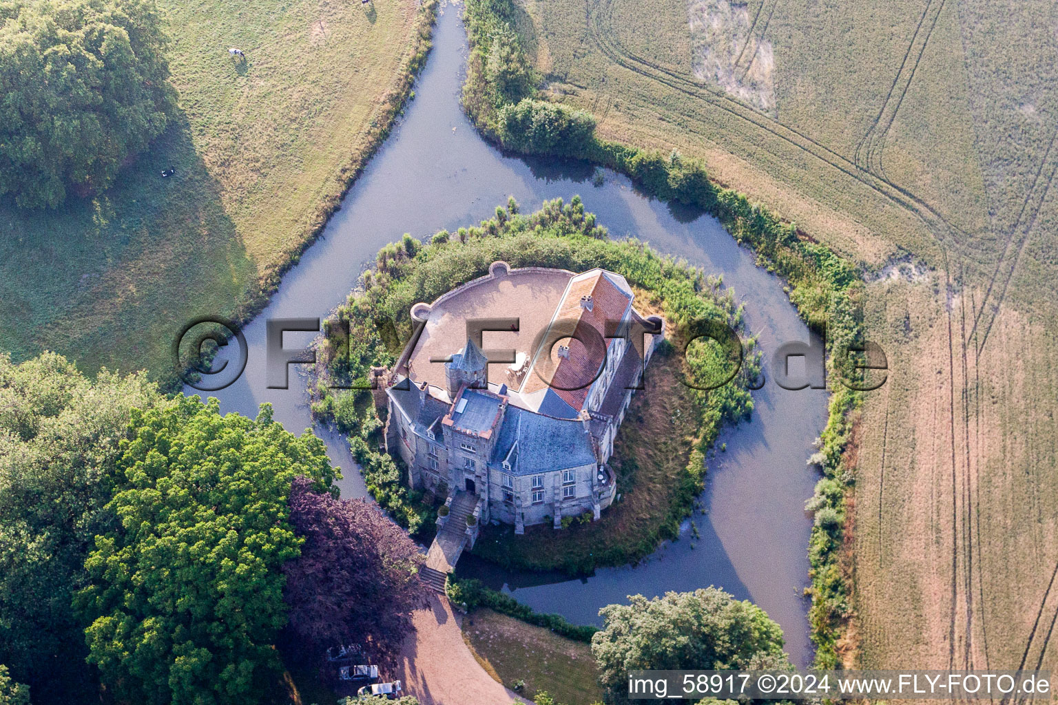 Photographie aérienne de Bâtiments et installations du parc du château avec douves à partir de Tilques à Tilques dans le département Pas de Calais, France