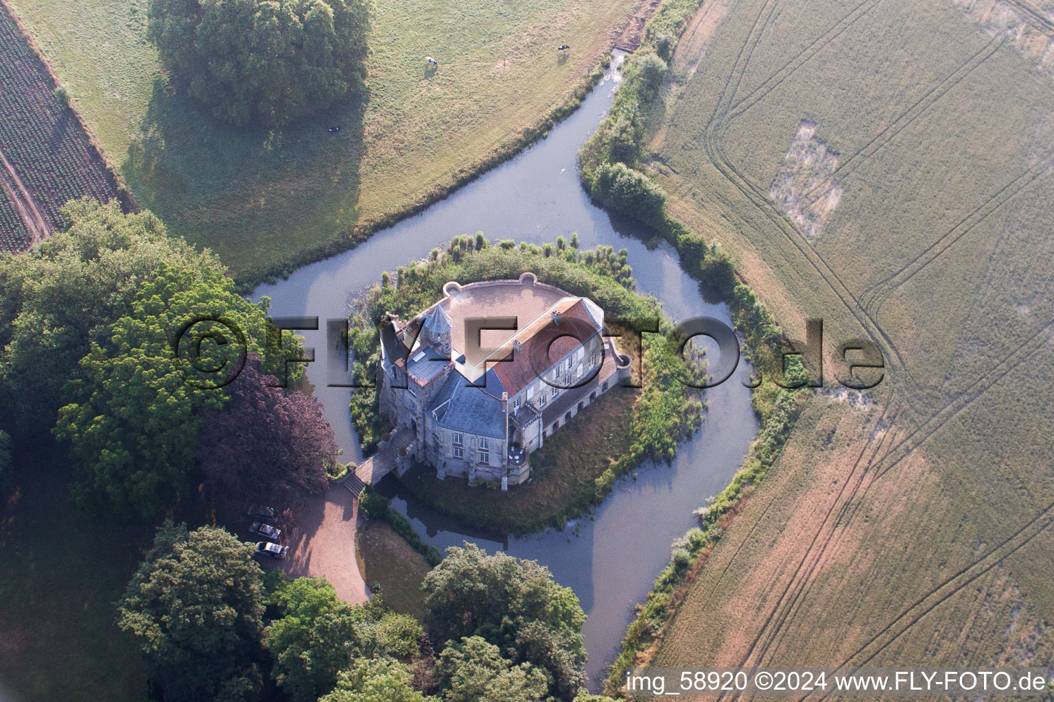 Vue aérienne de Bâtiments et installations du parc du château du château avec douves de Tilques à Tilques à Serques dans le département Pas de Calais, France