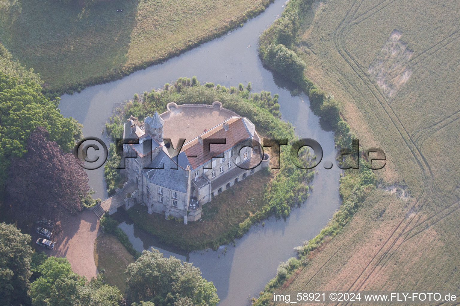 Vue oblique de Bâtiments et installations du parc du château avec douves à partir de Tilques à Tilques dans le département Pas de Calais, France