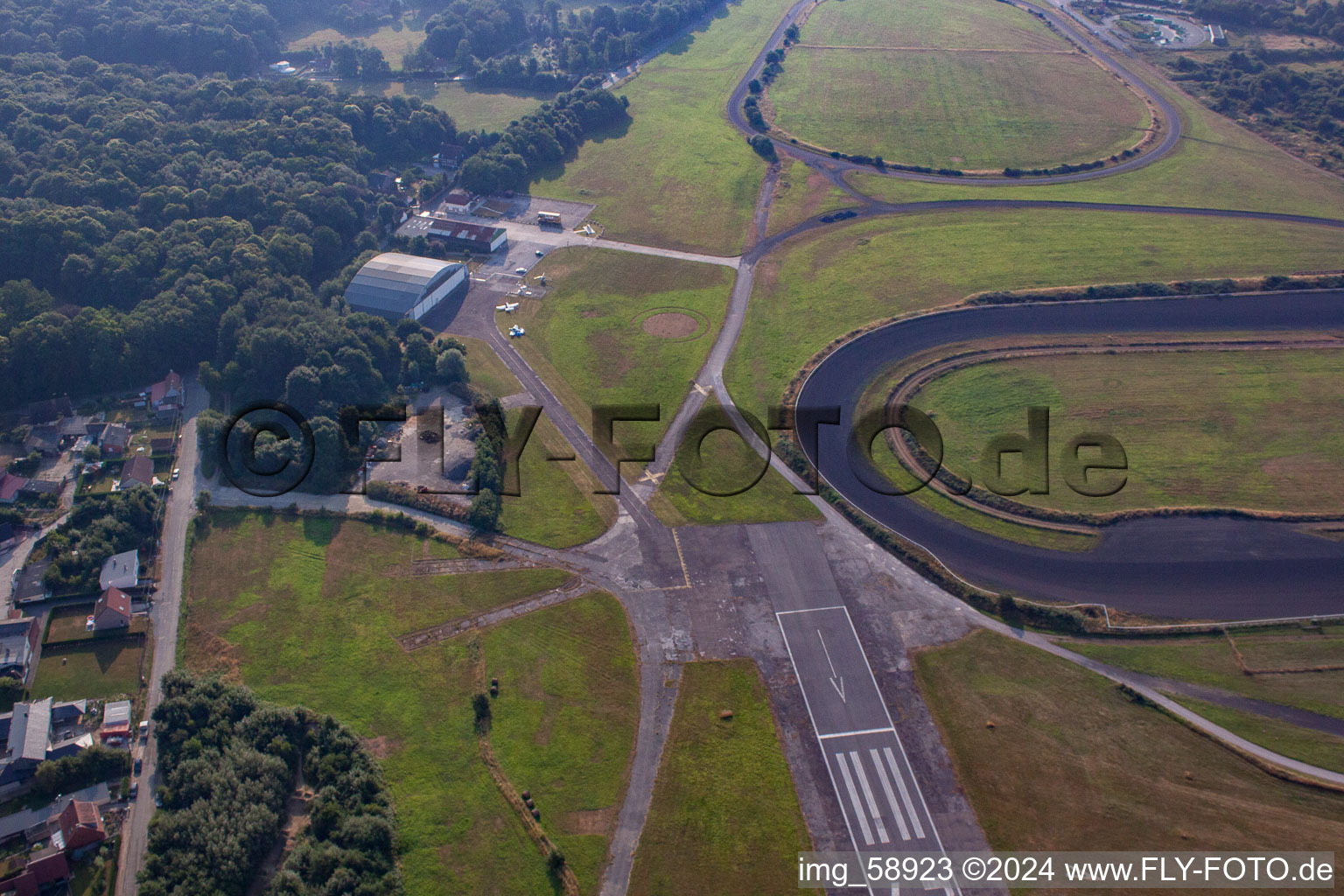 Vue aérienne de Aérodrome de Saint-Omer à Longuenesse dans le département Pas de Calais, France