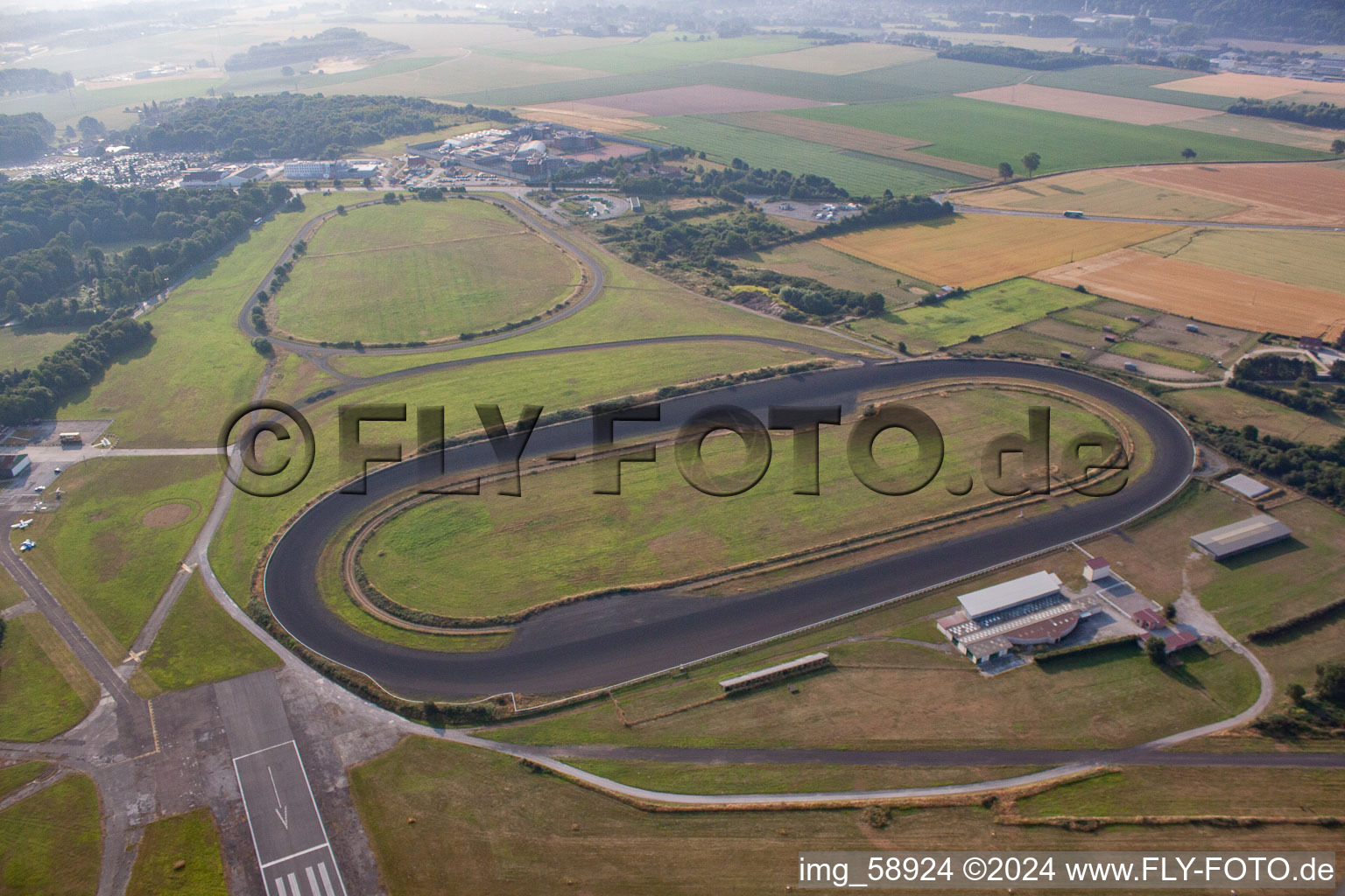 Vue aérienne de Aérodrome de Saint-Omer à Longuenesse dans le département Pas de Calais, France