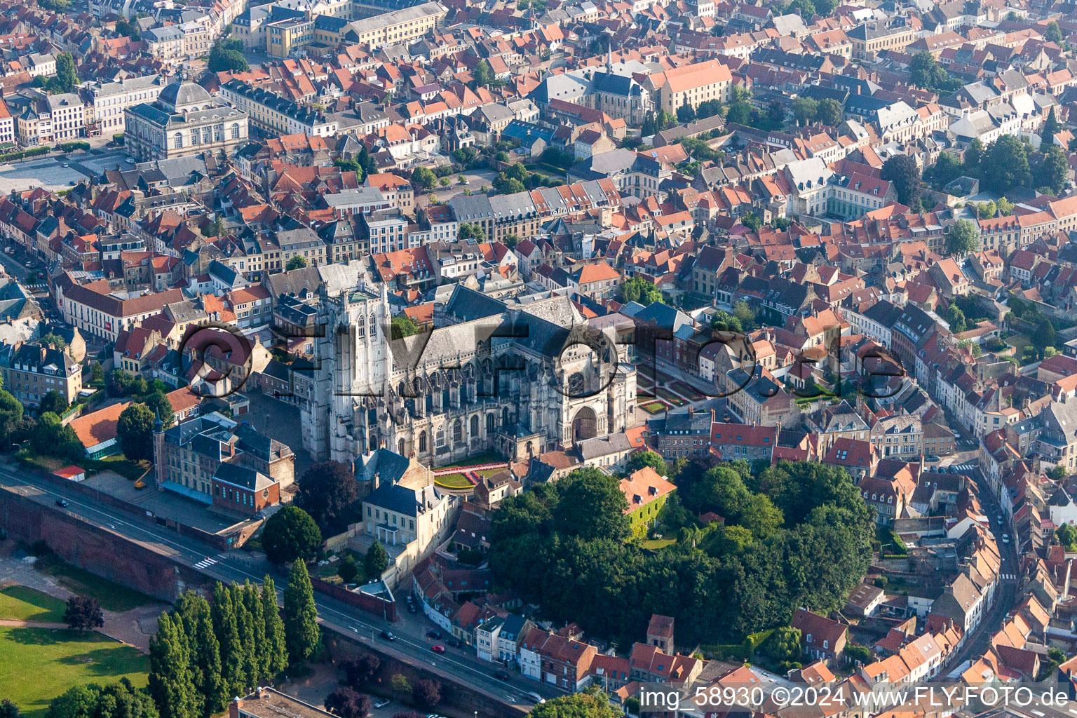 Vue aérienne de Cathédrale Cathédrale de Saint-Omer à Saint-Omer dans le département Pas de Calais, France