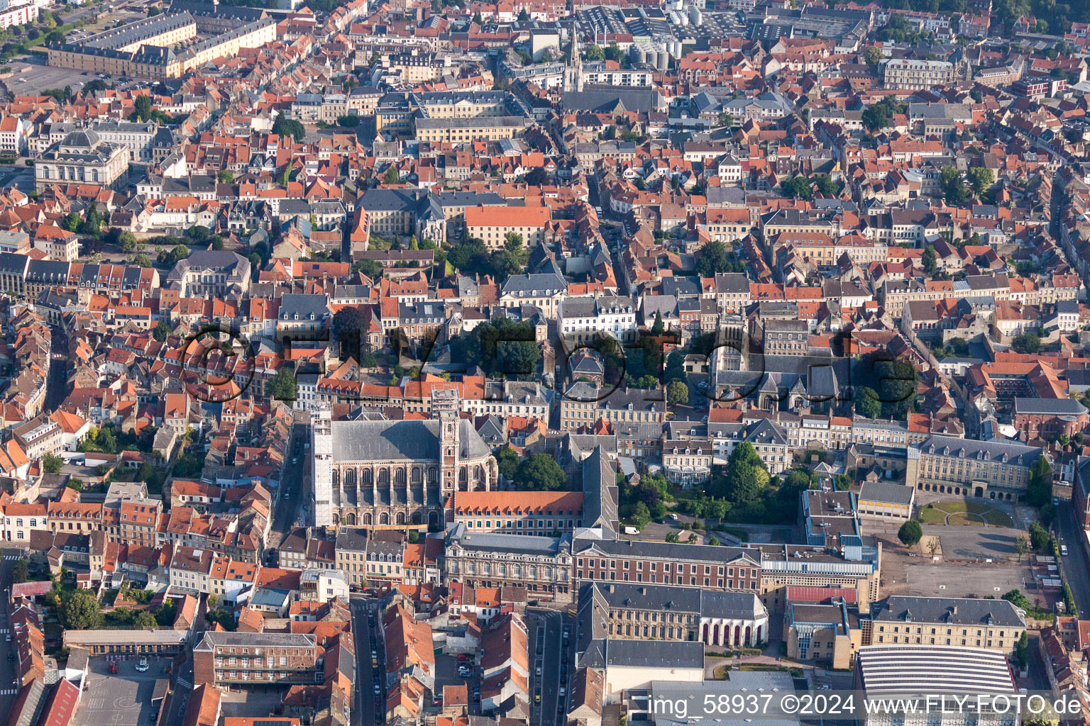 Vue aérienne de Vue sur la ville depuis le centre-ville à Saint-Omer dans le département Pas de Calais, France