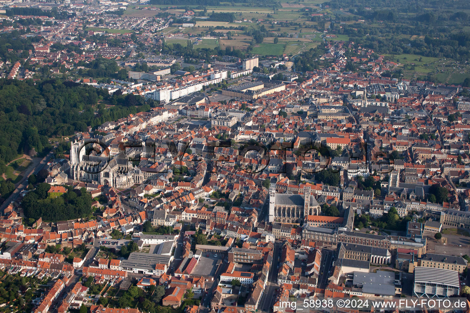 Vue aérienne de Quartier Maillebois-Peintres in Longuenesse dans le département Pas de Calais, France