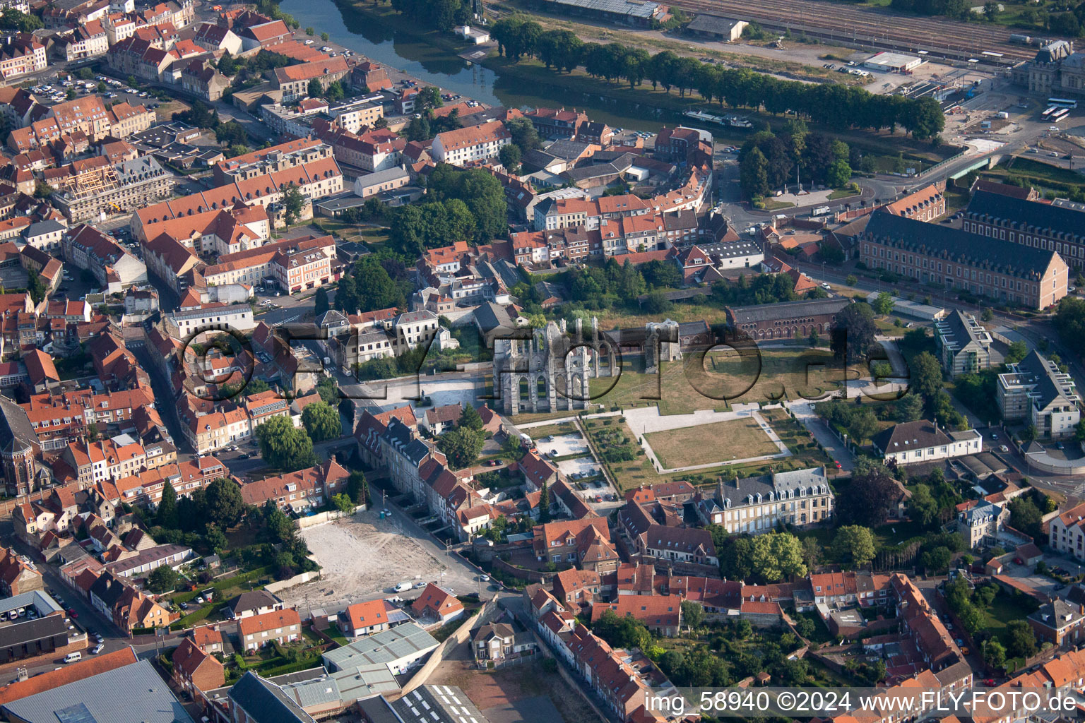 Vue aérienne de Quartier Maillebois-Peintres in Longuenesse dans le département Pas de Calais, France