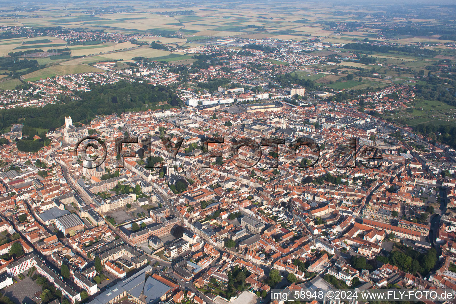 Vue aérienne de Saint-Omer dans le département Pas de Calais, France