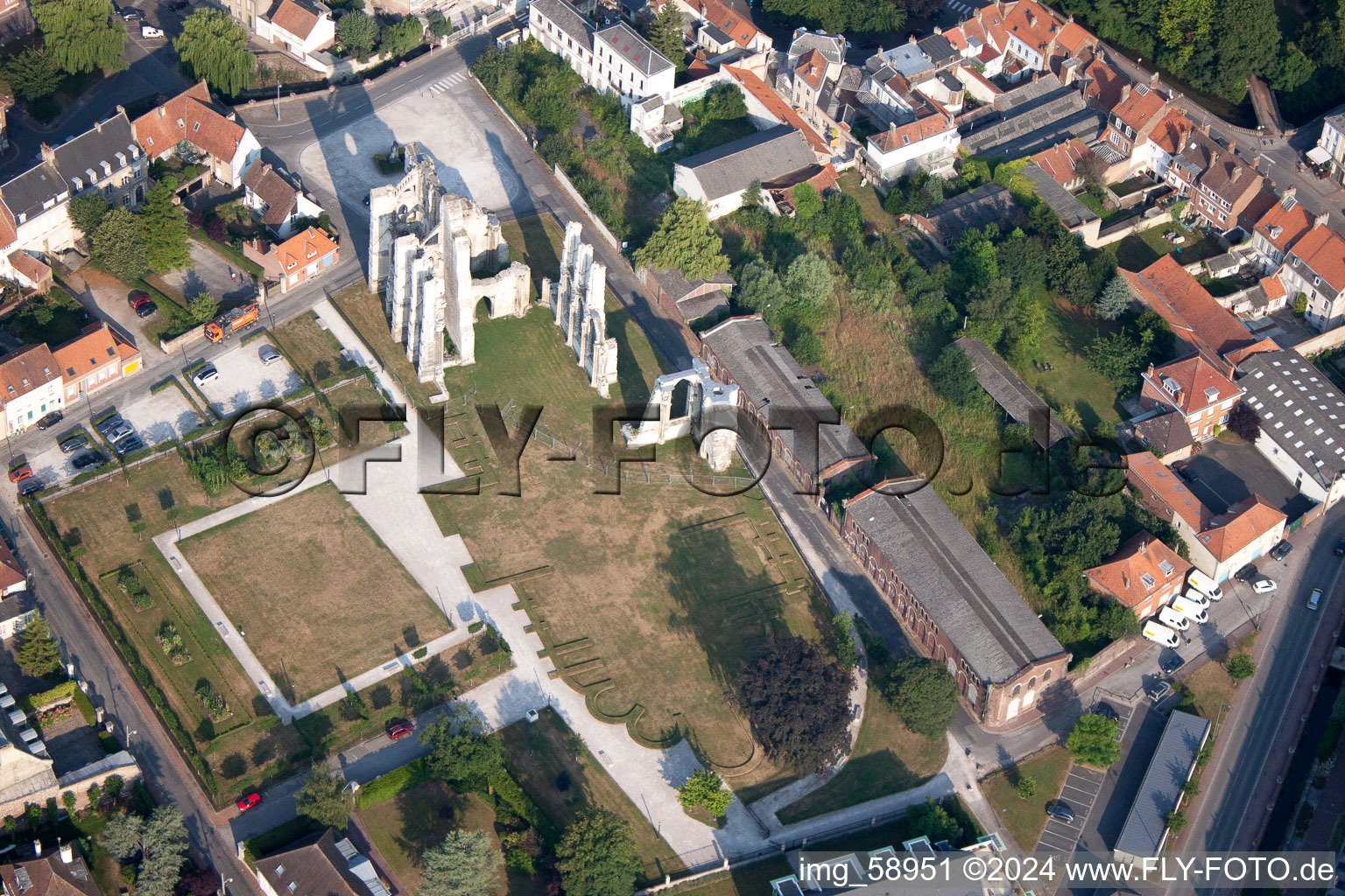 Vue aérienne de Ruines de l'abbaye St Bertin, N France à Saint-Omer dans le département Pas de Calais, France