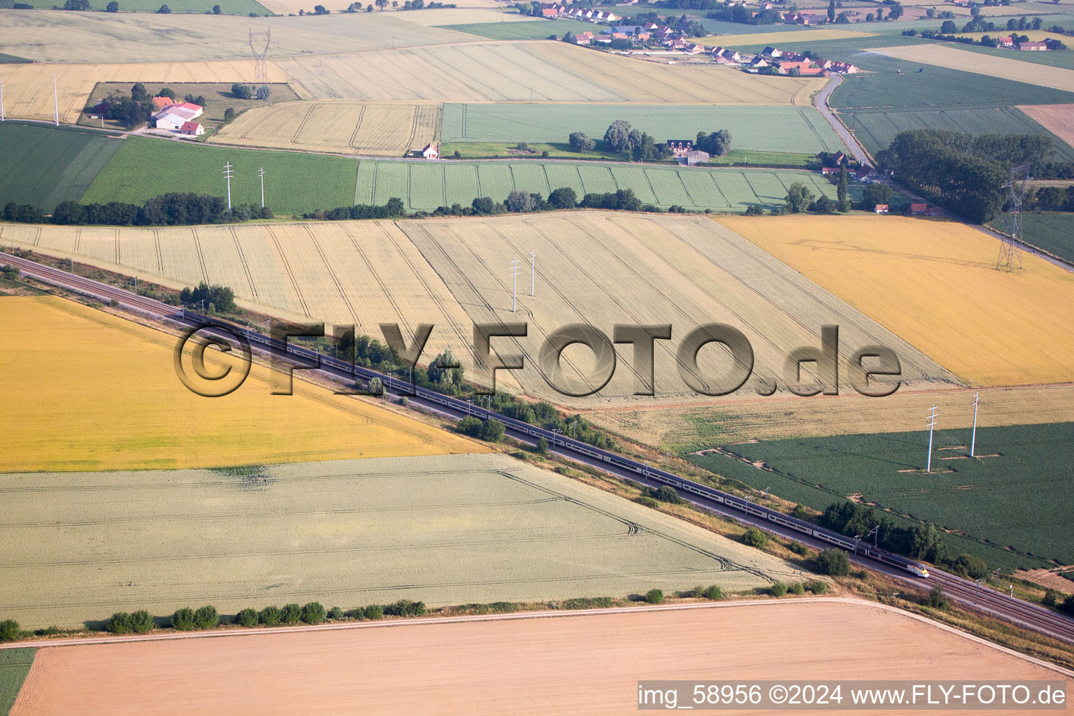 Vue aérienne de Eurostar à Wulverdinghe à Millam dans le département Nord, France