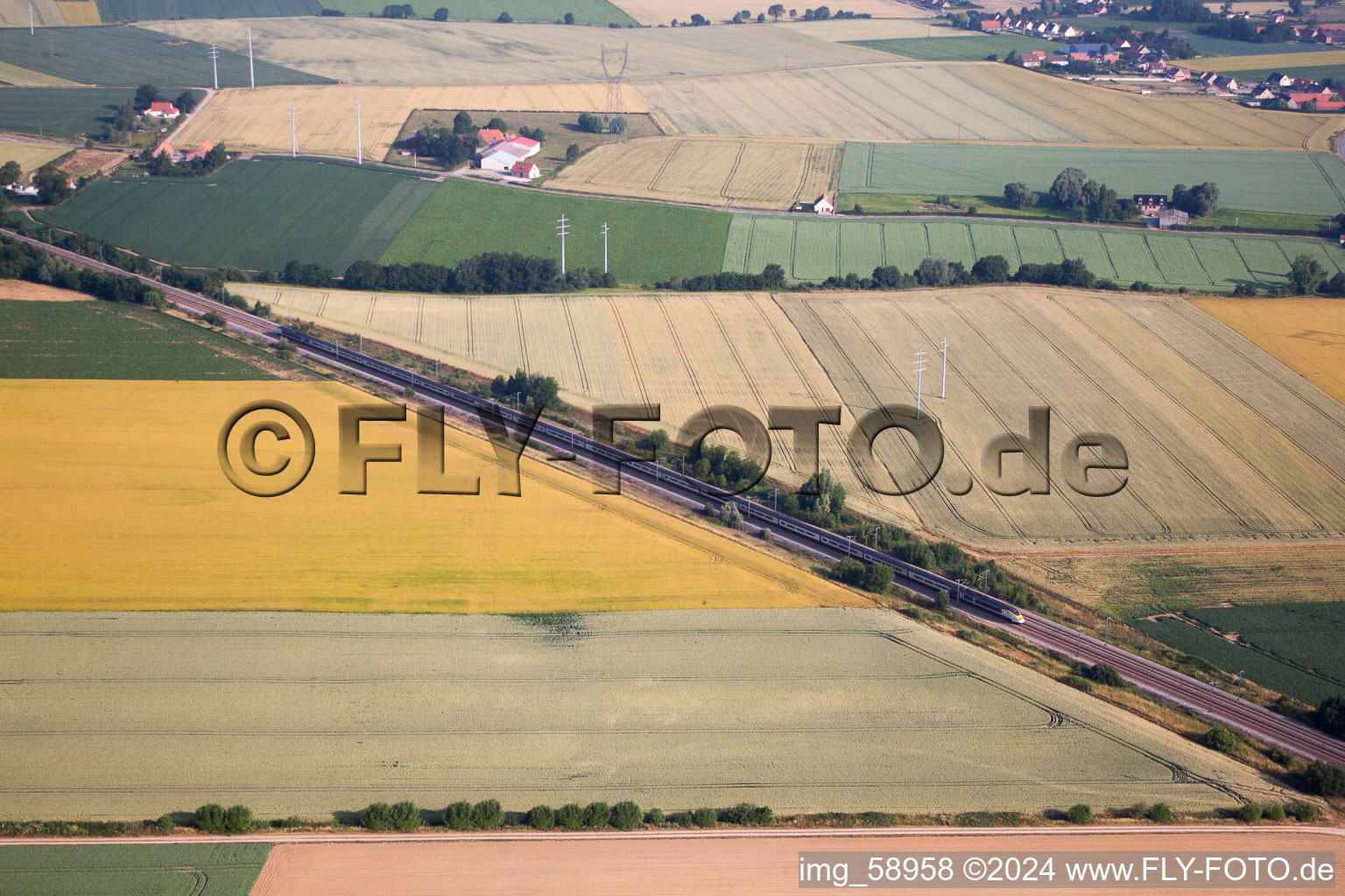 Vue aérienne de Eurostar à Wulverdinghe à Millam dans le département Nord, France