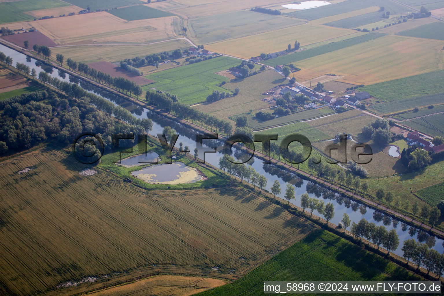 Vue aérienne de Tracé du canal et zones de berges de la voie navigable Canal de la Haute Colme à Lille-Pas-de-Calais Picardie à Looberghe dans le département Nord, France