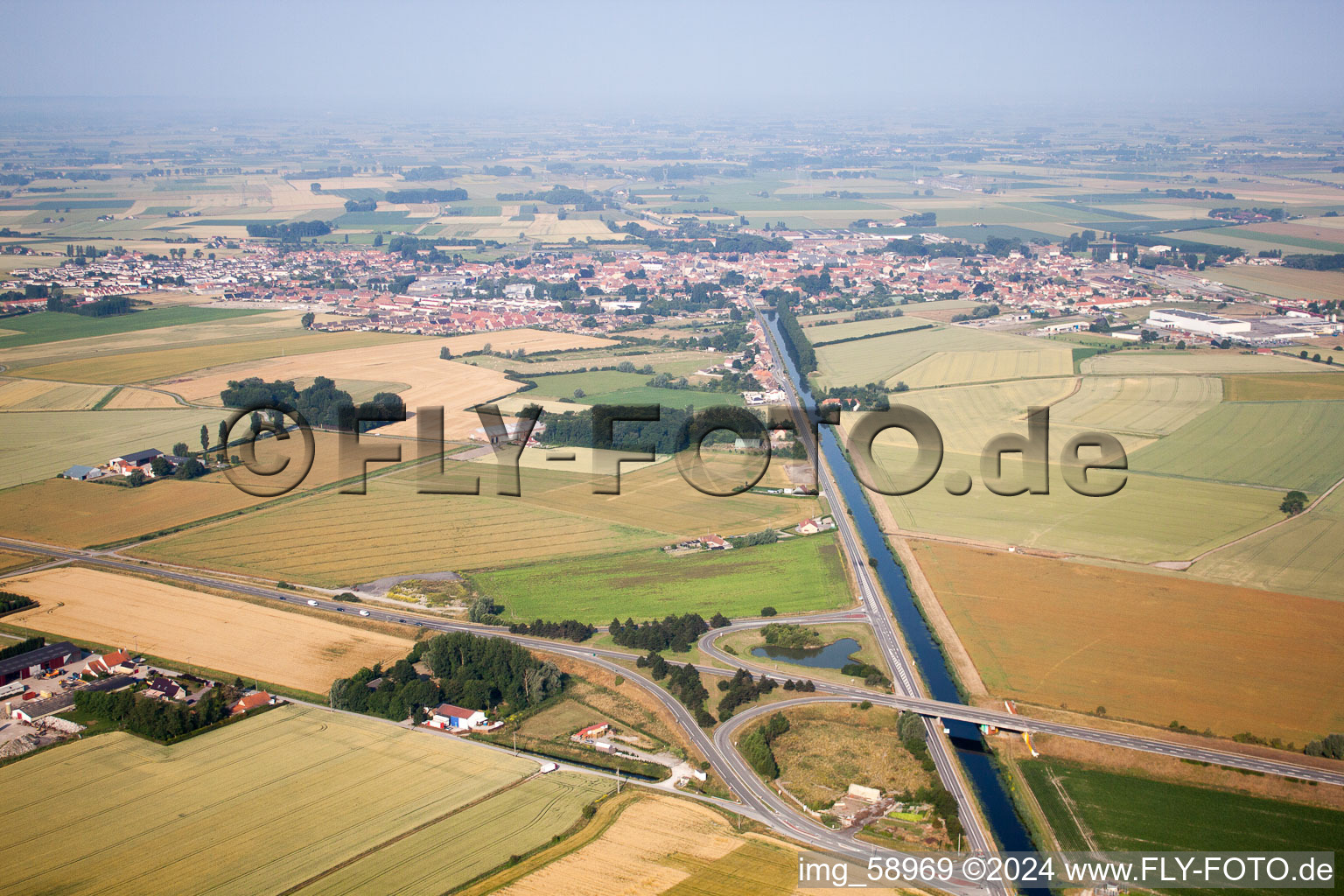 Vue aérienne de Bourbourg dans le département Nord, France