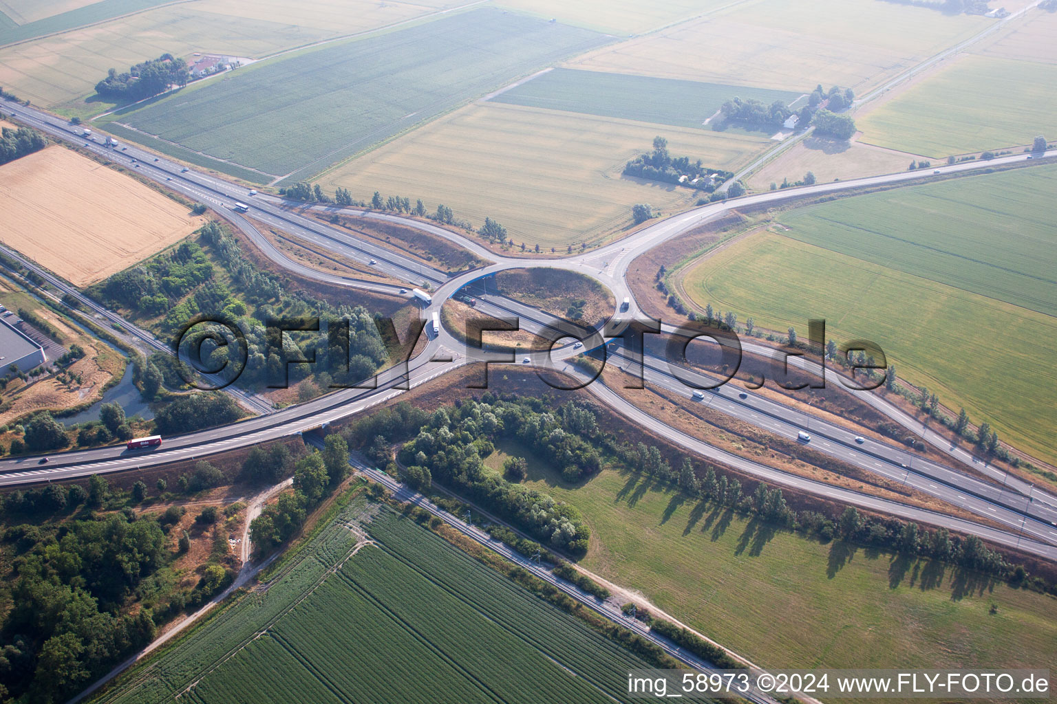 Vue aérienne de Tracé et voies le long de la sortie et de l'entrée de l'autoroute française E40 jusqu'au port ferry de Dunkerque à Craywick dans le département Nord, France