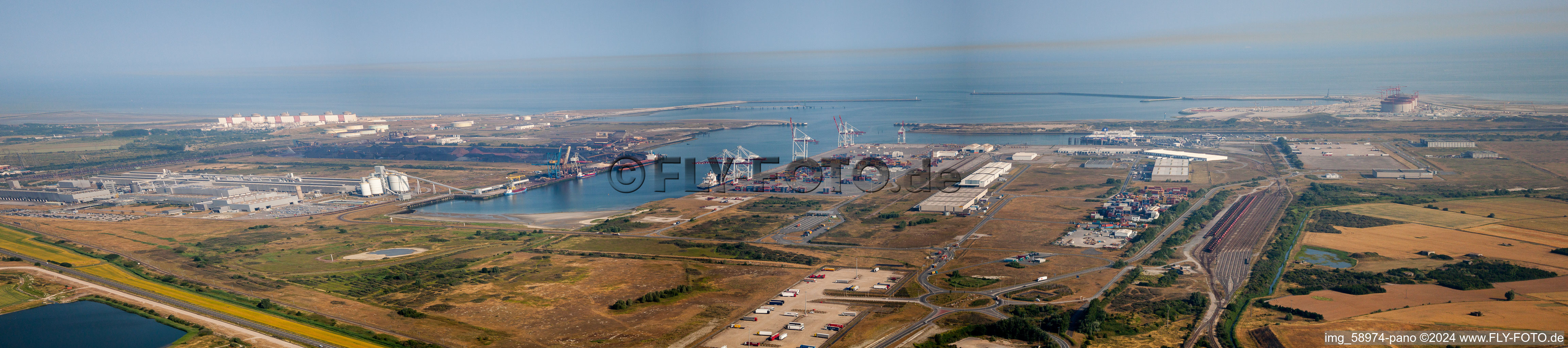 Vue aérienne de Panorama des installations portuaires sur la côte maritime du port ferry du canal de Dunkerque à Loon-Plage dans le département Nord, France