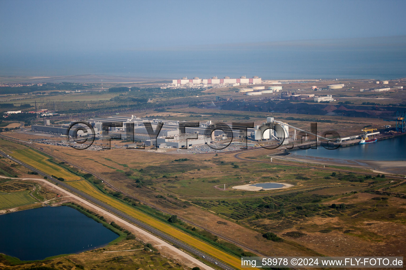 Vue aérienne de Locaux de l'usine Aluminium Dunkerque à Loon-Plage à Gravelines dans le département Nord, France