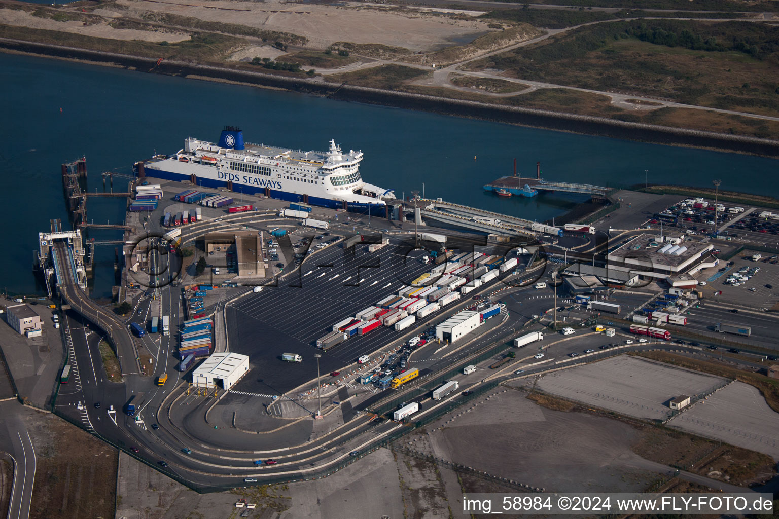 Vue aérienne de Ferry au port à Loon-Plage à Loon-Plage dans le département Nord, France